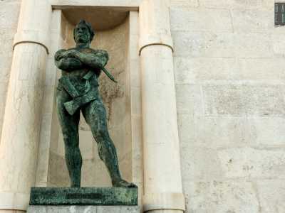 A dominare l�intera scena � per� una grande scultura bronzea realizzata dal celebre Filippo Cifariello. Denominata �Il Costruttore�, � posta all�interno di un�edicola incorniciata da fasci littori